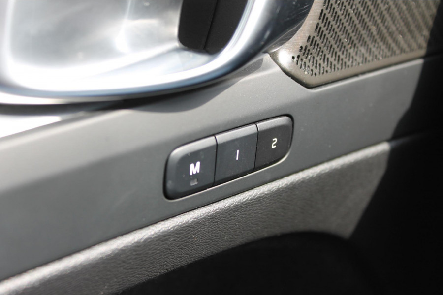 Volvo XC40 B4 211pk Automaat Plus Dark Google infotainment / Adaptieve cruise control / Verwarmbare voorstoelen en stuurwiel / Elektrisch bedienbare bestuurdersstoel met geheugen / Semi elektrisch wegklapbare trekhaak