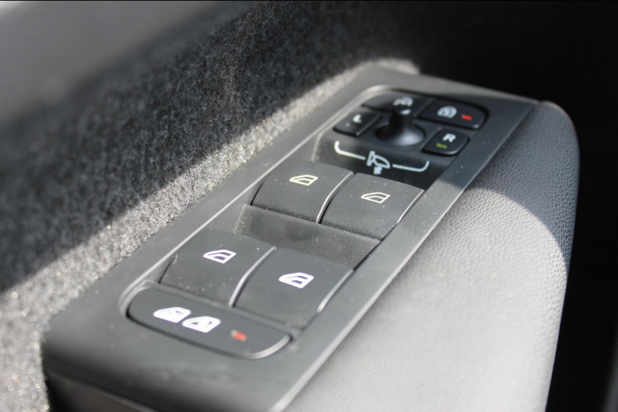 Volvo XC40 B4 211pk Automaat Plus Dark Google infotainment / Adaptieve cruise control / Verwarmbare voorstoelen en stuurwiel / Elektrisch bedienbare bestuurdersstoel met geheugen / Semi elektrisch wegklapbare trekhaak
