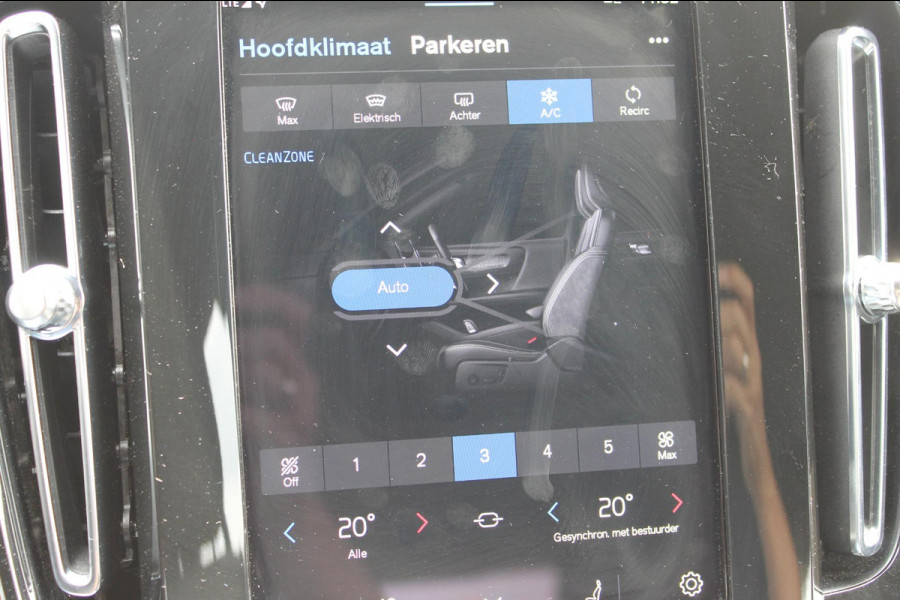 Volvo XC40 B4 211pk Automaat Plus Dark Google infotainment / Adaptieve cruise control / Verwarmbare voorstoelen en stuurwiel / Elektrisch bedienbare bestuurdersstoel met geheugen / Semi elektrisch wegklapbare trekhaak