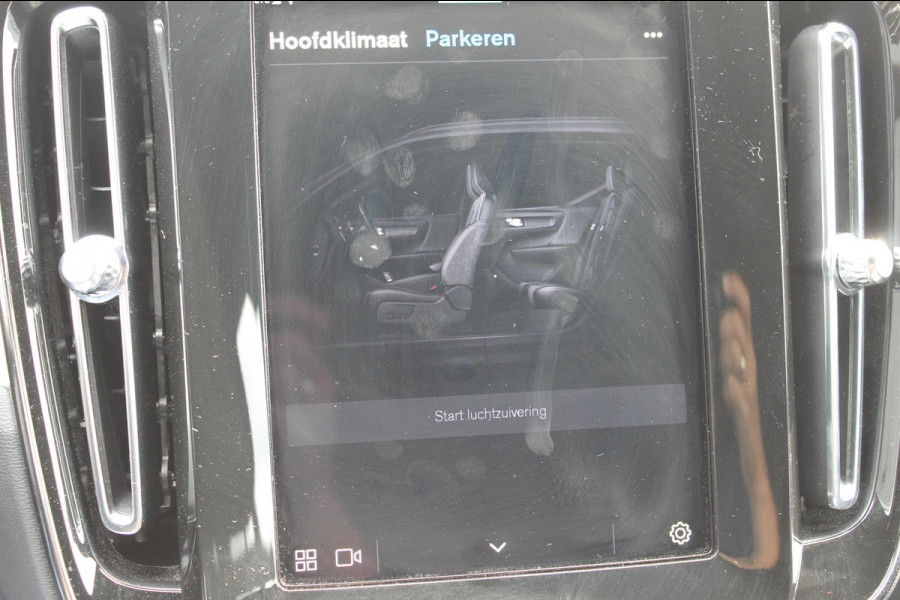 Volvo XC40 B4 211pk Automaat Plus Dark Google infotainment / Adaptieve cruise control / Verwarmbare voorstoelen en stuurwiel / Elektrisch bedienbare bestuurdersstoel met geheugen / Semi elektrisch wegklapbare trekhaak