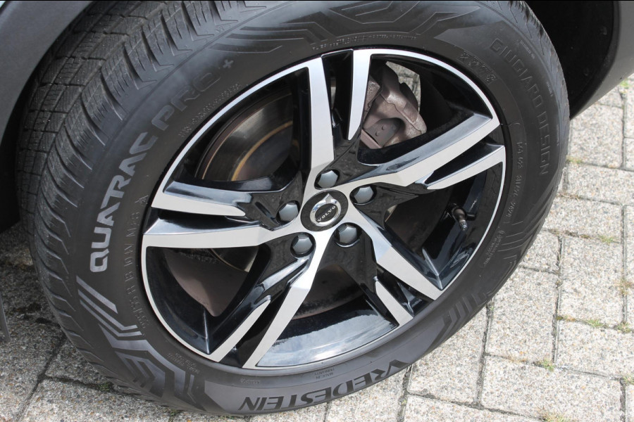 Volvo XC40 B4 211pk Automaat Plus Dark Google infotainment / Adaptieve cruise control / Verwarmbare voorstoelen en stuurwiel / Elektrisch bedienbare bestuurdersstoel met geheugen / Semi elektrisch wegklapbare trekhaak