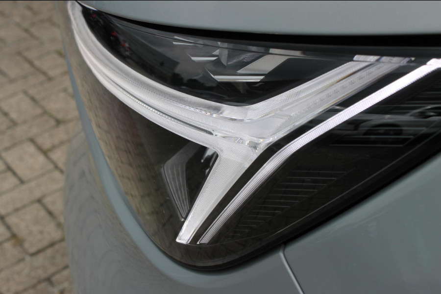 Volvo XC40 B4 211pk Automaat Plus Dark Google infotainment / Adaptieve cruise control / Verwarmbare voorstoelen en stuurwiel / Elektrisch bedienbare bestuurdersstoel met geheugen / Semi elektrisch wegklapbare trekhaak