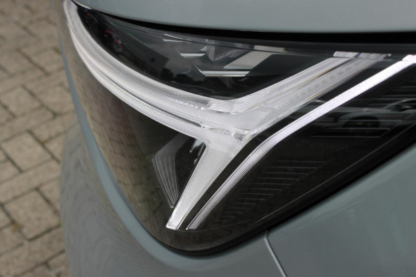 Volvo XC40 B4 211pk Automaat Plus Dark Google infotainment / Adaptieve cruise control / Verwarmbare voorstoelen en stuurwiel / Elektrisch bedienbare bestuurdersstoel met geheugen / Semi elektrisch wegklapbare trekhaak