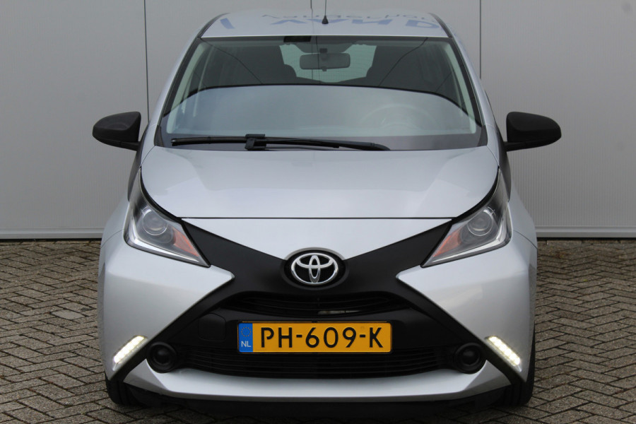 Toyota Aygo 1.0-70pk VVT-i x-fun 5drs. Keurige Toyota Aygo 5drs. Slechts 24,- wegenbelasting per mnd.  Airco, metallic lak, 5 deuren, ABS/ESP, telefoonvoorb., USB, elektr. ramen voor, centr. vergr. afst. bed.