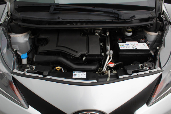 Toyota Aygo 1.0-70pk VVT-i x-fun 5drs. Keurige Toyota Aygo 5drs. Slechts 24,- wegenbelasting per mnd.  Airco, metallic lak, 5 deuren, ABS/ESP, telefoonvoorb., USB, elektr. ramen voor, centr. vergr. afst. bed.