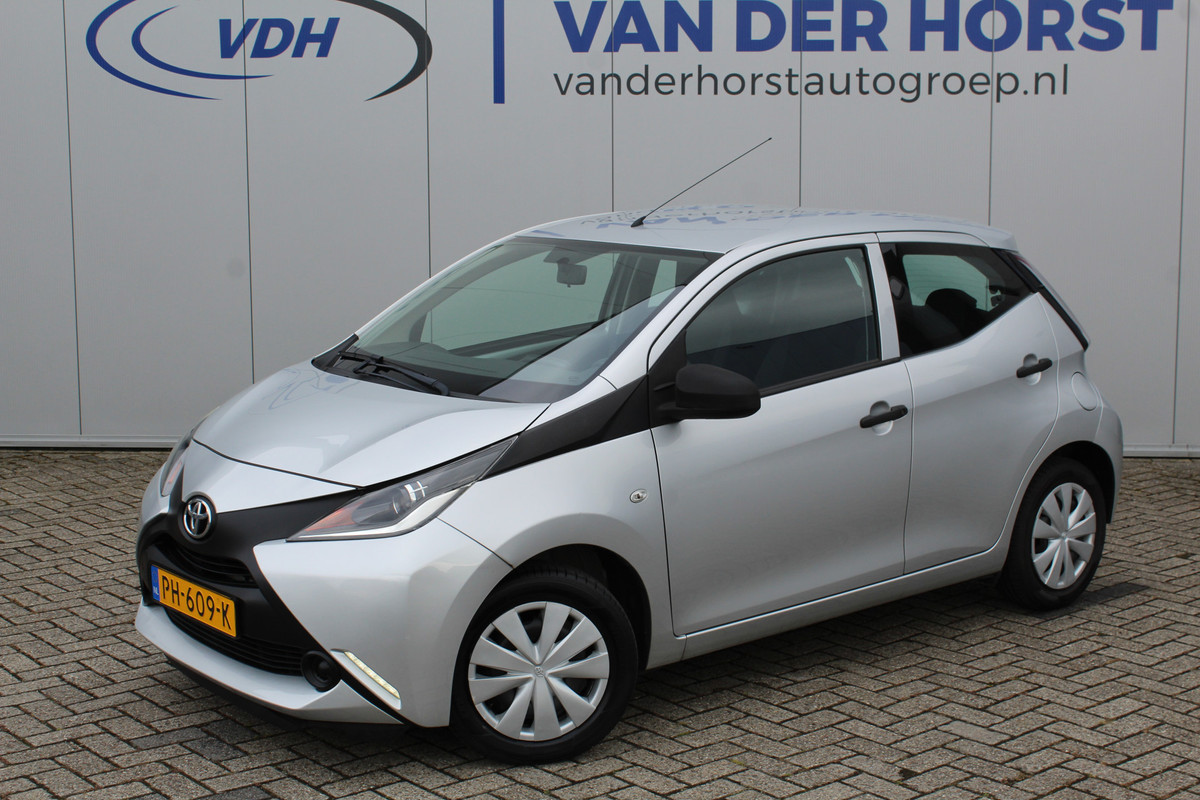 Toyota Aygo 1.0-70pk VVT-i x-fun 5drs. Keurige Toyota Aygo 5drs. Slechts 24,- wegenbelasting per mnd. Airco, metallic lak, 5 deuren, ABS/ESP, telefoonvoorb., USB, elektr. ramen voor, centr. vergr. afst. bed. Toyota Aygo 1.0-70pk VVT-i x-fun 5drs. Keurige Toyota Aygo 5drs. Slechts 24,- wegenbelasting per mnd. Airco, metallic lak, 5 deuren, ABS/ESP, telefoonvoorb., USB, elektr. ramen voor, centr. vergr. afst. bed.