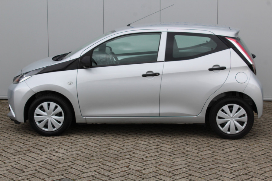 Toyota Aygo 1.0-70pk VVT-i x-fun 5drs. Keurige Toyota Aygo 5drs. Slechts 24,- wegenbelasting per mnd.  Airco, metallic lak, 5 deuren, ABS/ESP, telefoonvoorb., USB, elektr. ramen voor, centr. vergr. afst. bed.