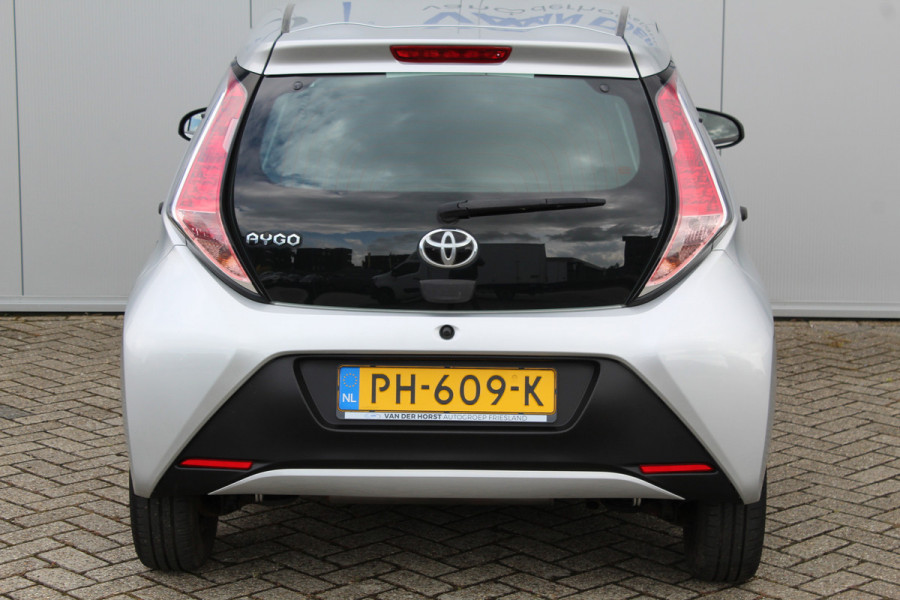 Toyota Aygo 1.0-70pk VVT-i x-fun 5drs. Keurige Toyota Aygo 5drs. Slechts 24,- wegenbelasting per mnd.  Airco, metallic lak, 5 deuren, ABS/ESP, telefoonvoorb., USB, elektr. ramen voor, centr. vergr. afst. bed.