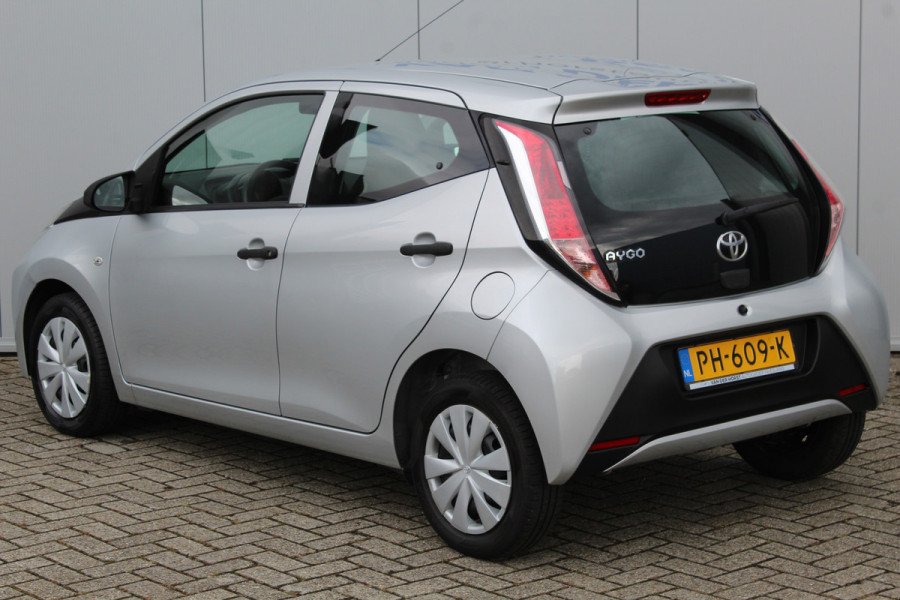 Toyota Aygo 1.0-70pk VVT-i x-fun 5drs. Keurige Toyota Aygo 5drs. Slechts 24,- wegenbelasting per mnd.  Airco, metallic lak, 5 deuren, ABS/ESP, telefoonvoorb., USB, elektr. ramen voor, centr. vergr. afst. bed.