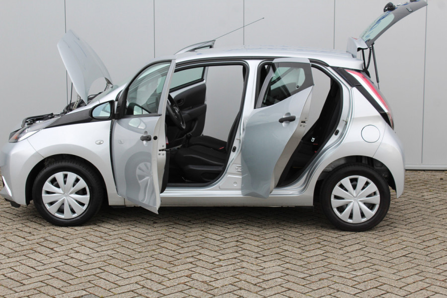 Toyota Aygo 1.0-70pk VVT-i x-fun 5drs. Keurige Toyota Aygo 5drs. Slechts 24,- wegenbelasting per mnd.  Airco, metallic lak, 5 deuren, ABS/ESP, telefoonvoorb., USB, elektr. ramen voor, centr. vergr. afst. bed.