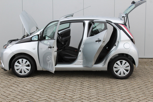 Toyota Aygo 1.0-70pk VVT-i x-fun 5drs. Keurige Toyota Aygo 5drs. Slechts 24,- wegenbelasting per mnd.  Airco, metallic lak, 5 deuren, ABS/ESP, telefoonvoorb., USB, elektr. ramen voor, centr. vergr. afst. bed.