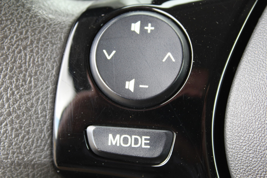 Toyota Aygo 1.0-70pk VVT-i x-fun 5drs. Keurige Toyota Aygo 5drs. Slechts 24,- wegenbelasting per mnd.  Airco, metallic lak, 5 deuren, ABS/ESP, telefoonvoorb., USB, elektr. ramen voor, centr. vergr. afst. bed.