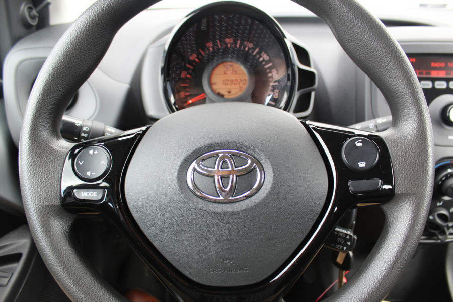Toyota Aygo 1.0-70pk VVT-i x-fun 5drs. Keurige Toyota Aygo 5drs. Slechts 24,- wegenbelasting per mnd.  Airco, metallic lak, 5 deuren, ABS/ESP, telefoonvoorb., USB, elektr. ramen voor, centr. vergr. afst. bed.