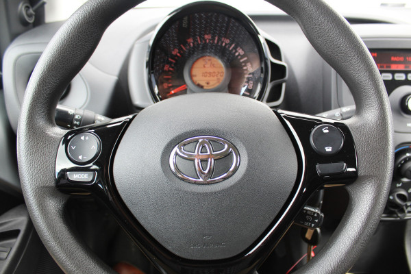 Toyota Aygo 1.0-70pk VVT-i x-fun 5drs. Keurige Toyota Aygo 5drs. Slechts 24,- wegenbelasting per mnd.  Airco, metallic lak, 5 deuren, ABS/ESP, telefoonvoorb., USB, elektr. ramen voor, centr. vergr. afst. bed.