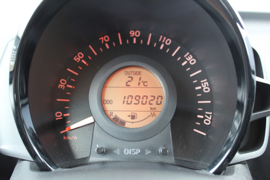Toyota Aygo 1.0-70pk VVT-i x-fun 5drs. Keurige Toyota Aygo 5drs. Slechts 24,- wegenbelasting per mnd.  Airco, metallic lak, 5 deuren, ABS/ESP, telefoonvoorb., USB, elektr. ramen voor, centr. vergr. afst. bed.