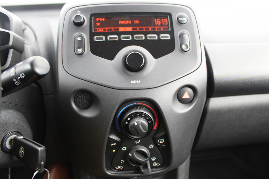 Toyota Aygo 1.0-70pk VVT-i x-fun 5drs. Keurige Toyota Aygo 5drs. Slechts 24,- wegenbelasting per mnd.  Airco, metallic lak, 5 deuren, ABS/ESP, telefoonvoorb., USB, elektr. ramen voor, centr. vergr. afst. bed.