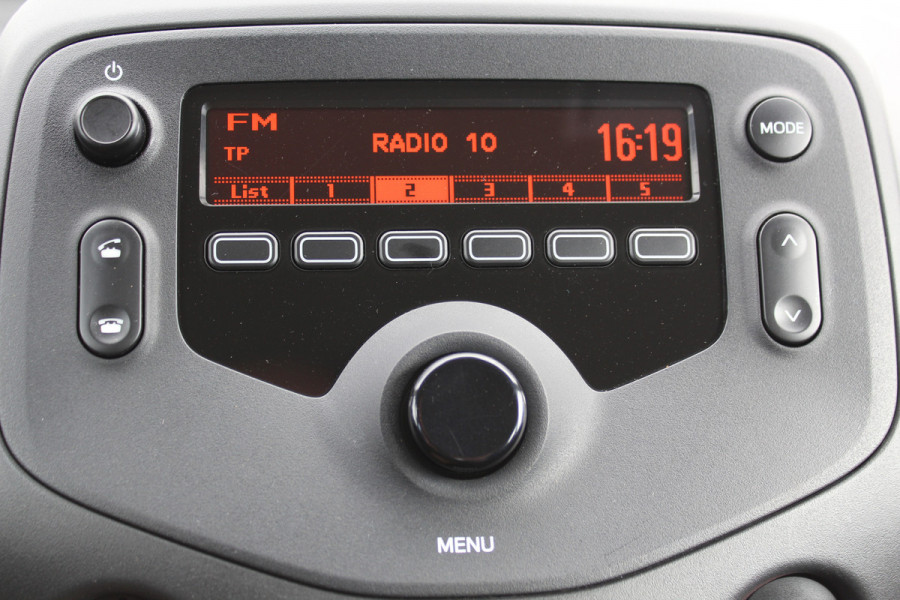 Toyota Aygo 1.0-70pk VVT-i x-fun 5drs. Keurige Toyota Aygo 5drs. Slechts 24,- wegenbelasting per mnd.  Airco, metallic lak, 5 deuren, ABS/ESP, telefoonvoorb., USB, elektr. ramen voor, centr. vergr. afst. bed.