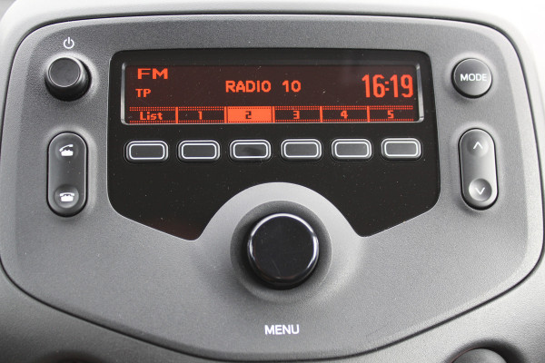 Toyota Aygo 1.0-70pk VVT-i x-fun 5drs. Keurige Toyota Aygo 5drs. Slechts 24,- wegenbelasting per mnd.  Airco, metallic lak, 5 deuren, ABS/ESP, telefoonvoorb., USB, elektr. ramen voor, centr. vergr. afst. bed.
