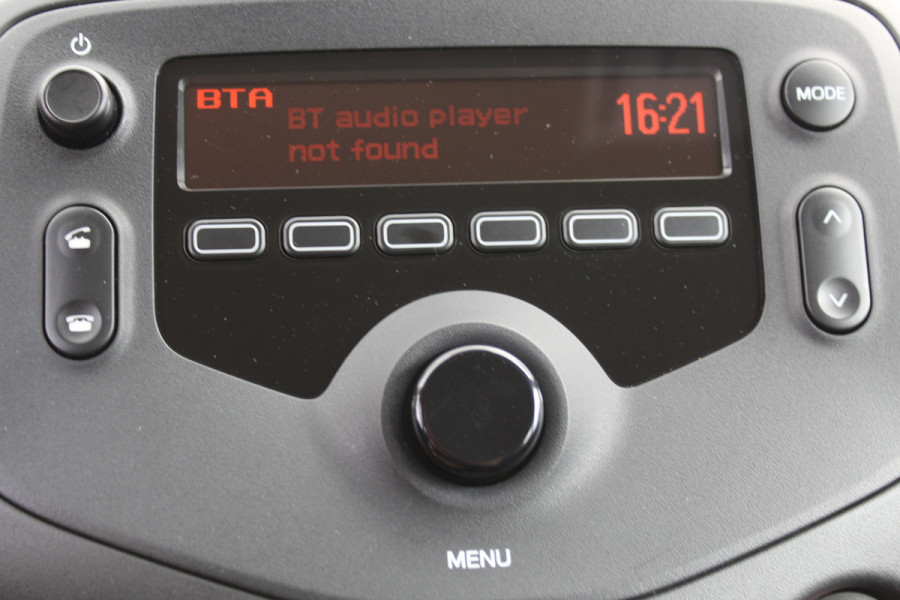 Toyota Aygo 1.0-70pk VVT-i x-fun 5drs. Keurige Toyota Aygo 5drs. Slechts 24,- wegenbelasting per mnd.  Airco, metallic lak, 5 deuren, ABS/ESP, telefoonvoorb., USB, elektr. ramen voor, centr. vergr. afst. bed.