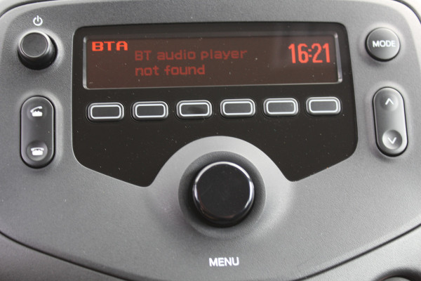 Toyota Aygo 1.0-70pk VVT-i x-fun 5drs. Keurige Toyota Aygo 5drs. Slechts 24,- wegenbelasting per mnd.  Airco, metallic lak, 5 deuren, ABS/ESP, telefoonvoorb., USB, elektr. ramen voor, centr. vergr. afst. bed.