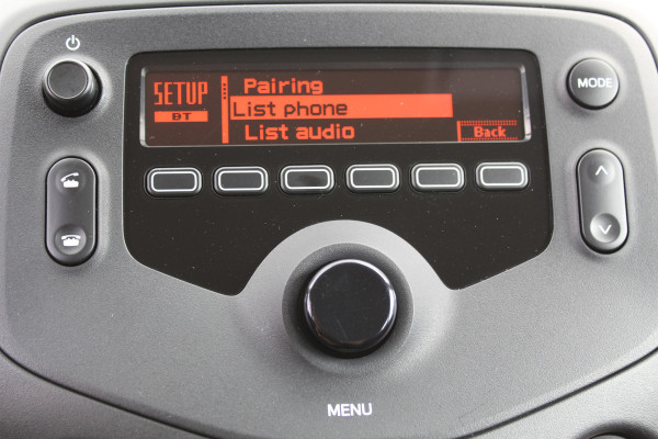 Toyota Aygo 1.0-70pk VVT-i x-fun 5drs. Keurige Toyota Aygo 5drs. Slechts 24,- wegenbelasting per mnd.  Airco, metallic lak, 5 deuren, ABS/ESP, telefoonvoorb., USB, elektr. ramen voor, centr. vergr. afst. bed.