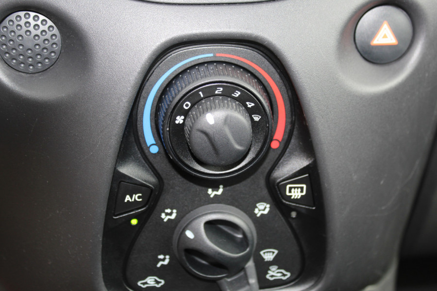 Toyota Aygo 1.0-70pk VVT-i x-fun 5drs. Keurige Toyota Aygo 5drs. Slechts 24,- wegenbelasting per mnd.  Airco, metallic lak, 5 deuren, ABS/ESP, telefoonvoorb., USB, elektr. ramen voor, centr. vergr. afst. bed.