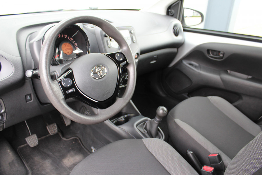 Toyota Aygo 1.0-70pk VVT-i x-fun 5drs. Keurige Toyota Aygo 5drs. Slechts 24,- wegenbelasting per mnd.  Airco, metallic lak, 5 deuren, ABS/ESP, telefoonvoorb., USB, elektr. ramen voor, centr. vergr. afst. bed.