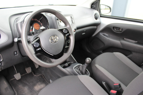 Toyota Aygo 1.0-70pk VVT-i x-fun 5drs. Keurige Toyota Aygo 5drs. Slechts 24,- wegenbelasting per mnd.  Airco, metallic lak, 5 deuren, ABS/ESP, telefoonvoorb., USB, elektr. ramen voor, centr. vergr. afst. bed.