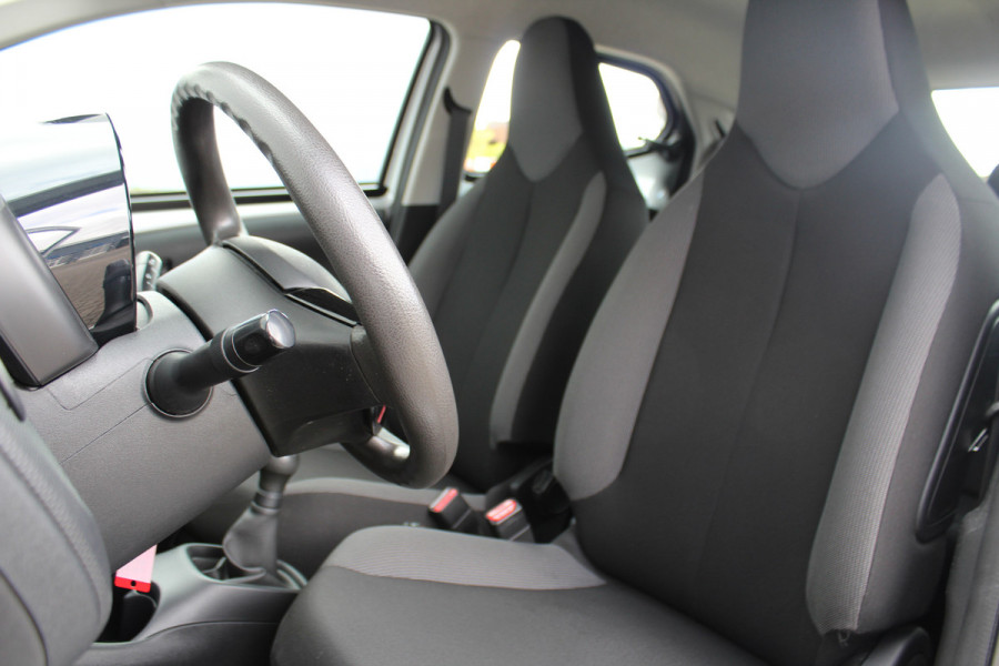 Toyota Aygo 1.0-70pk VVT-i x-fun 5drs. Keurige Toyota Aygo 5drs. Slechts 24,- wegenbelasting per mnd.  Airco, metallic lak, 5 deuren, ABS/ESP, telefoonvoorb., USB, elektr. ramen voor, centr. vergr. afst. bed.