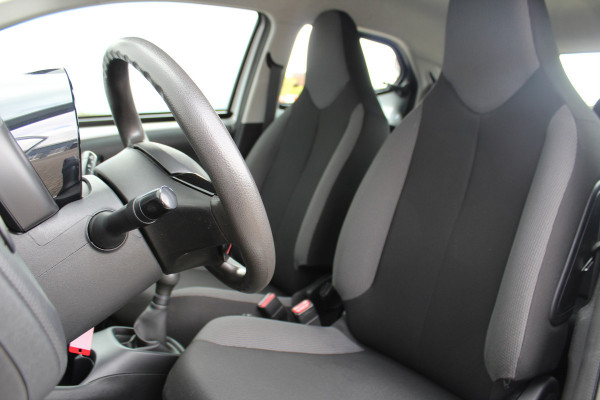 Toyota Aygo 1.0-70pk VVT-i x-fun 5drs. Keurige Toyota Aygo 5drs. Slechts 24,- wegenbelasting per mnd.  Airco, metallic lak, 5 deuren, ABS/ESP, telefoonvoorb., USB, elektr. ramen voor, centr. vergr. afst. bed.
