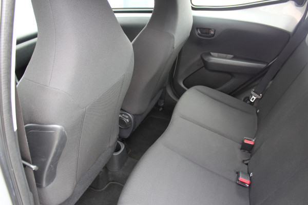 Toyota Aygo 1.0-70pk VVT-i x-fun 5drs. Keurige Toyota Aygo 5drs. Slechts 24,- wegenbelasting per mnd.  Airco, metallic lak, 5 deuren, ABS/ESP, telefoonvoorb., USB, elektr. ramen voor, centr. vergr. afst. bed.