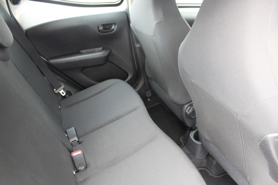 Toyota Aygo 1.0-70pk VVT-i x-fun 5drs. Keurige Toyota Aygo 5drs. Slechts 24,- wegenbelasting per mnd.  Airco, metallic lak, 5 deuren, ABS/ESP, telefoonvoorb., USB, elektr. ramen voor, centr. vergr. afst. bed.
