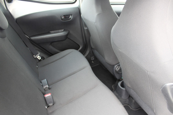 Toyota Aygo 1.0-70pk VVT-i x-fun 5drs. Keurige Toyota Aygo 5drs. Slechts 24,- wegenbelasting per mnd.  Airco, metallic lak, 5 deuren, ABS/ESP, telefoonvoorb., USB, elektr. ramen voor, centr. vergr. afst. bed.