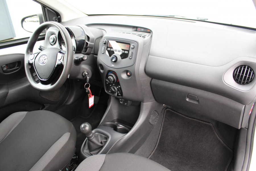 Toyota Aygo 1.0-70pk VVT-i x-fun 5drs. Keurige Toyota Aygo 5drs. Slechts 24,- wegenbelasting per mnd.  Airco, metallic lak, 5 deuren, ABS/ESP, telefoonvoorb., USB, elektr. ramen voor, centr. vergr. afst. bed.