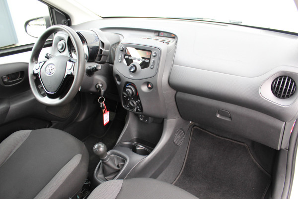 Toyota Aygo 1.0-70pk VVT-i x-fun 5drs. Keurige Toyota Aygo 5drs. Slechts 24,- wegenbelasting per mnd.  Airco, metallic lak, 5 deuren, ABS/ESP, telefoonvoorb., USB, elektr. ramen voor, centr. vergr. afst. bed.