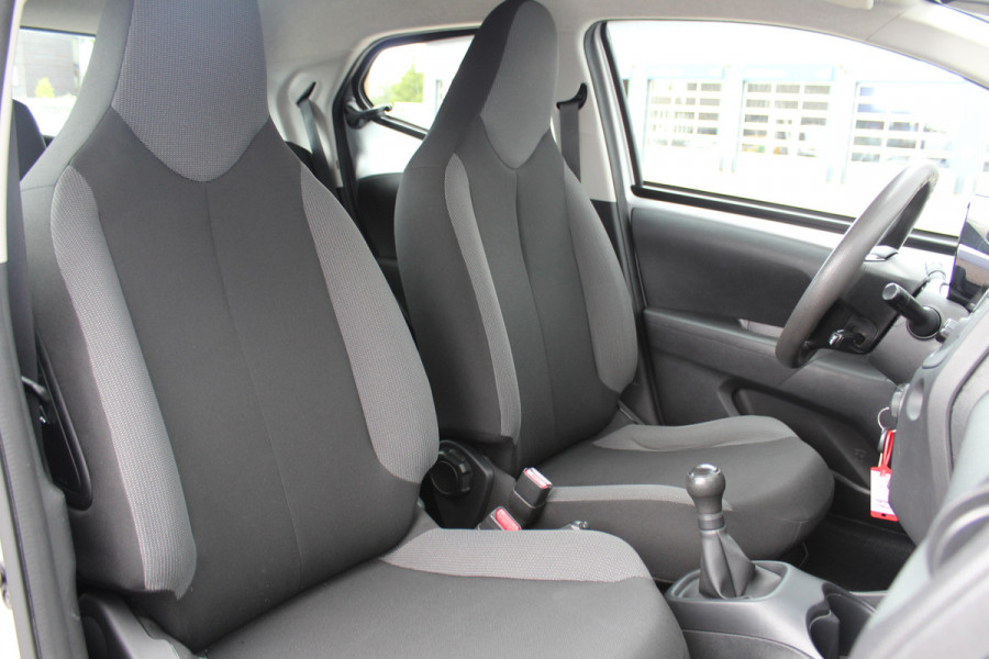 Toyota Aygo 1.0-70pk VVT-i x-fun 5drs. Keurige Toyota Aygo 5drs. Slechts 24,- wegenbelasting per mnd.  Airco, metallic lak, 5 deuren, ABS/ESP, telefoonvoorb., USB, elektr. ramen voor, centr. vergr. afst. bed.