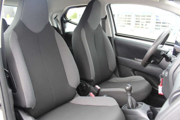 Toyota Aygo 1.0-70pk VVT-i x-fun 5drs. Keurige Toyota Aygo 5drs. Slechts 24,- wegenbelasting per mnd.  Airco, metallic lak, 5 deuren, ABS/ESP, telefoonvoorb., USB, elektr. ramen voor, centr. vergr. afst. bed.