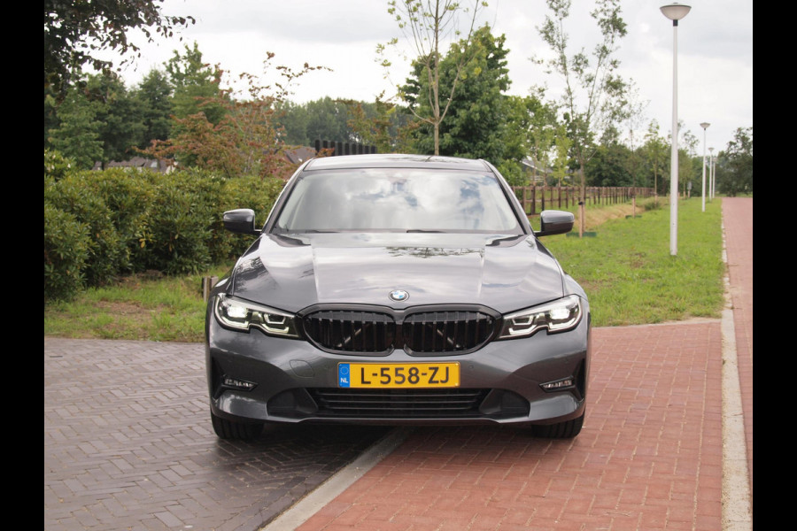 BMW 3-serie 320i Business Edition | Apple Carplay | Trekhaak | Cruise Control | Automaat | Parkeersensoren |