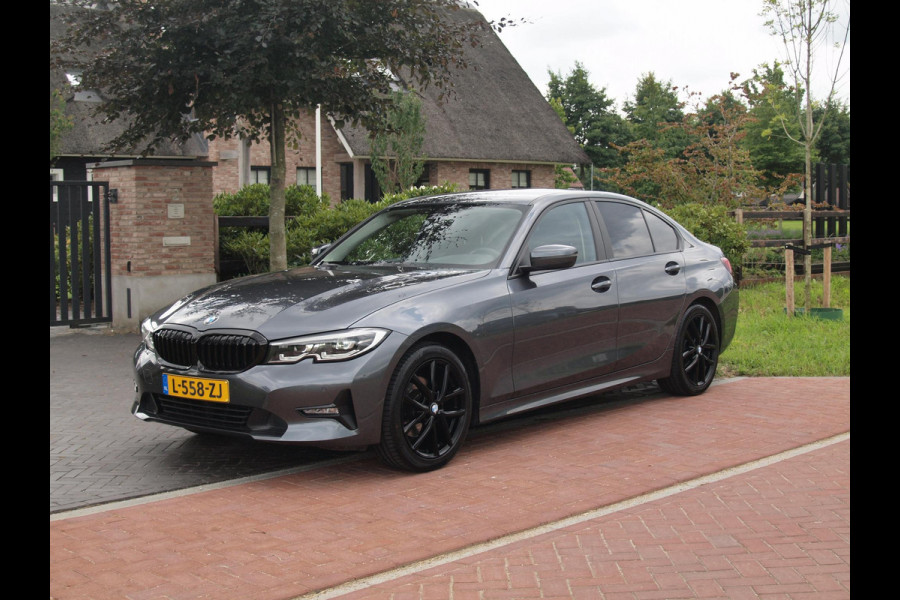 BMW 3-serie 320i Business Edition | Apple Carplay | Trekhaak | Cruise Control | Automaat | Parkeersensoren |