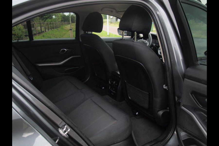 BMW 3-serie 320i Business Edition | Apple Carplay | Trekhaak | Cruise Control | Automaat | Parkeersensoren |