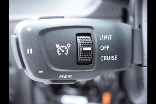 Peugeot 2008 1.2 Hybrid 145 GT ADAPTIVE CRUISECONTROL | CAMERA MET SENSOREN | NAVI & CARPLAY | E.C.C. |
