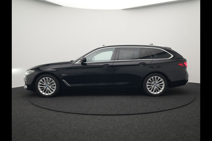 BMW 5 Serie Touring 530e xDrive Luxury Line Plug In Hybrid 294pk Dealer O.H PHEV | Trekhaak Af Fabriek | Panodak | Camera | Lederen Comfortstoelen Memory & Verwarmd | Harman kardon | Adaptive Cruise | Virtual | Park assist | Blis | Verwarmd Stuur | |