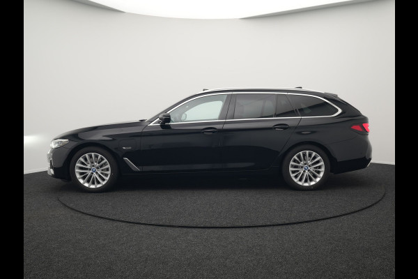 BMW 5 Serie Touring 530e xDrive Luxury Line Plug In Hybrid 294pk Dealer O.H PHEV | Trekhaak Af Fabriek | Panodak | Camera | Lederen Comfortstoelen Memory & Verwarmd | Harman kardon | Adaptive Cruise | Virtual | Park assist | Blis | Verwarmd Stuur | |