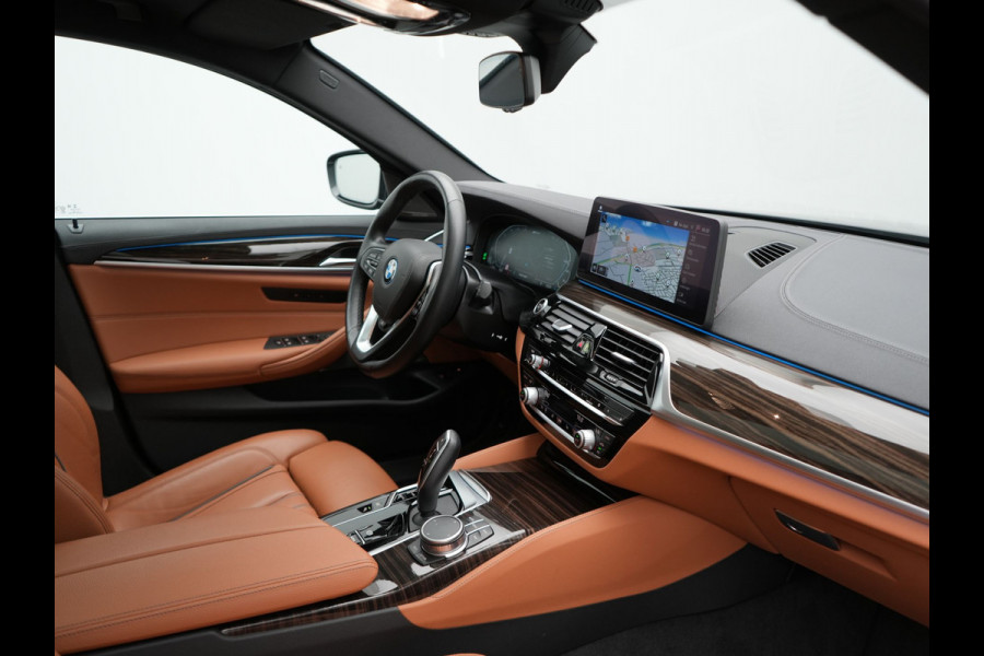 BMW 5 Serie Touring 530e xDrive Luxury Line Plug In Hybrid 294pk Dealer O.H PHEV | Trekhaak Af Fabriek | Panodak | Camera | Lederen Comfortstoelen Memory & Verwarmd | Harman kardon | Adaptive Cruise | Virtual | Park assist | Blis | Verwarmd Stuur | |