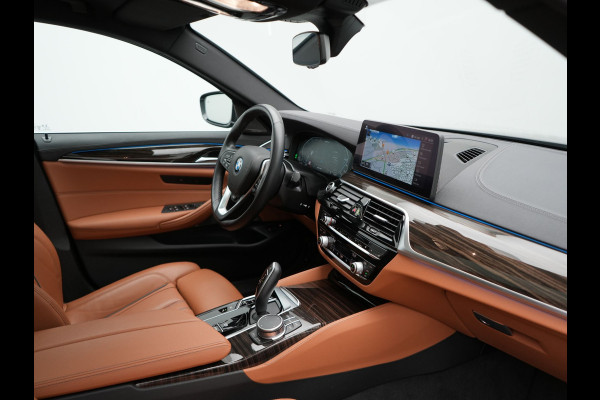 BMW 5 Serie Touring 530e xDrive Luxury Line Plug In Hybrid 294pk Dealer O.H PHEV | Trekhaak Af Fabriek | Panodak | Camera | Lederen Comfortstoelen Memory & Verwarmd | Harman kardon | Adaptive Cruise | Virtual | Park assist | Blis | Verwarmd Stuur | |