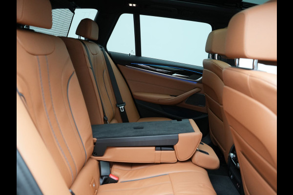 BMW 5 Serie Touring 530e xDrive Luxury Line Plug In Hybrid 294pk Dealer O.H PHEV | Trekhaak Af Fabriek | Panodak | Camera | Lederen Comfortstoelen Memory & Verwarmd | Harman kardon | Adaptive Cruise | Virtual | Park assist | Blis | Verwarmd Stuur | |