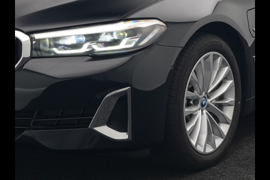 BMW 5 Serie Touring 530e xDrive Luxury Line Plug In Hybrid 294pk Dealer O.H PHEV | Trekhaak Af Fabriek | Panodak | Camera | Lederen Comfortstoelen Memory & Verwarmd | Harman kardon | Adaptive Cruise | Virtual | Park assist | Blis | Verwarmd Stuur | |