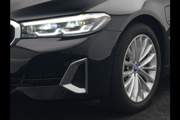 BMW 5 Serie Touring 530e xDrive Luxury Line Plug In Hybrid 294pk Dealer O.H PHEV | Trekhaak Af Fabriek | Panodak | Camera | Lederen Comfortstoelen Memory & Verwarmd | Harman kardon | Adaptive Cruise | Virtual | Park assist | Blis | Verwarmd Stuur | |