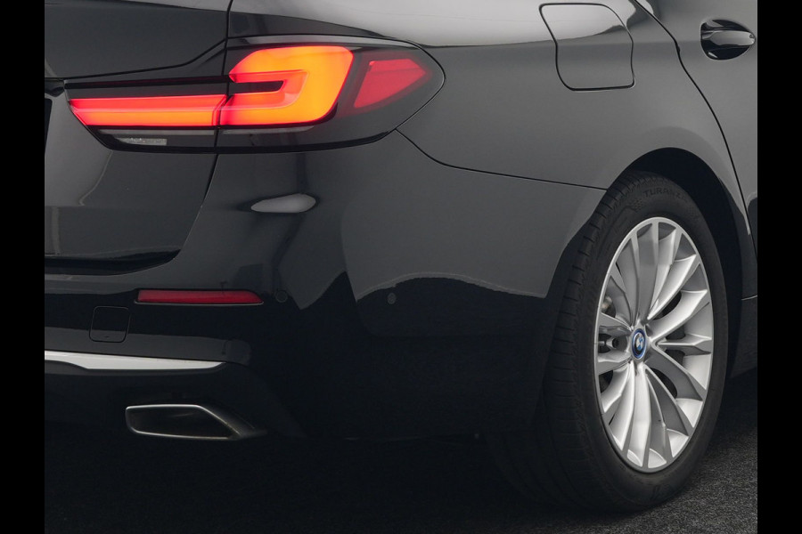 BMW 5 Serie Touring 530e xDrive Luxury Line Plug In Hybrid 294pk Dealer O.H PHEV | Trekhaak Af Fabriek | Panodak | Camera | Lederen Comfortstoelen Memory & Verwarmd | Harman kardon | Adaptive Cruise | Virtual | Park assist | Blis | Verwarmd Stuur | |