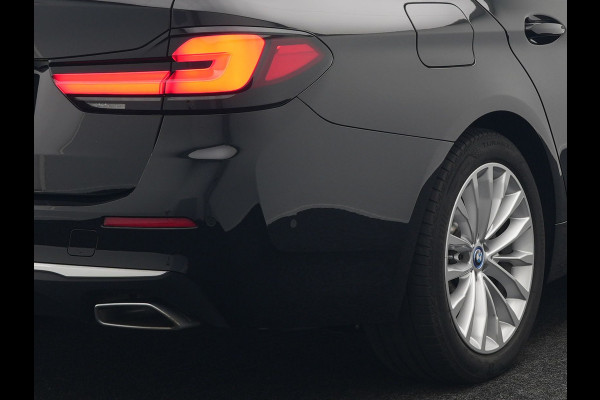 BMW 5 Serie Touring 530e xDrive Luxury Line Plug In Hybrid 294pk Dealer O.H PHEV | Trekhaak Af Fabriek | Panodak | Camera | Lederen Comfortstoelen Memory & Verwarmd | Harman kardon | Adaptive Cruise | Virtual | Park assist | Blis | Verwarmd Stuur | |